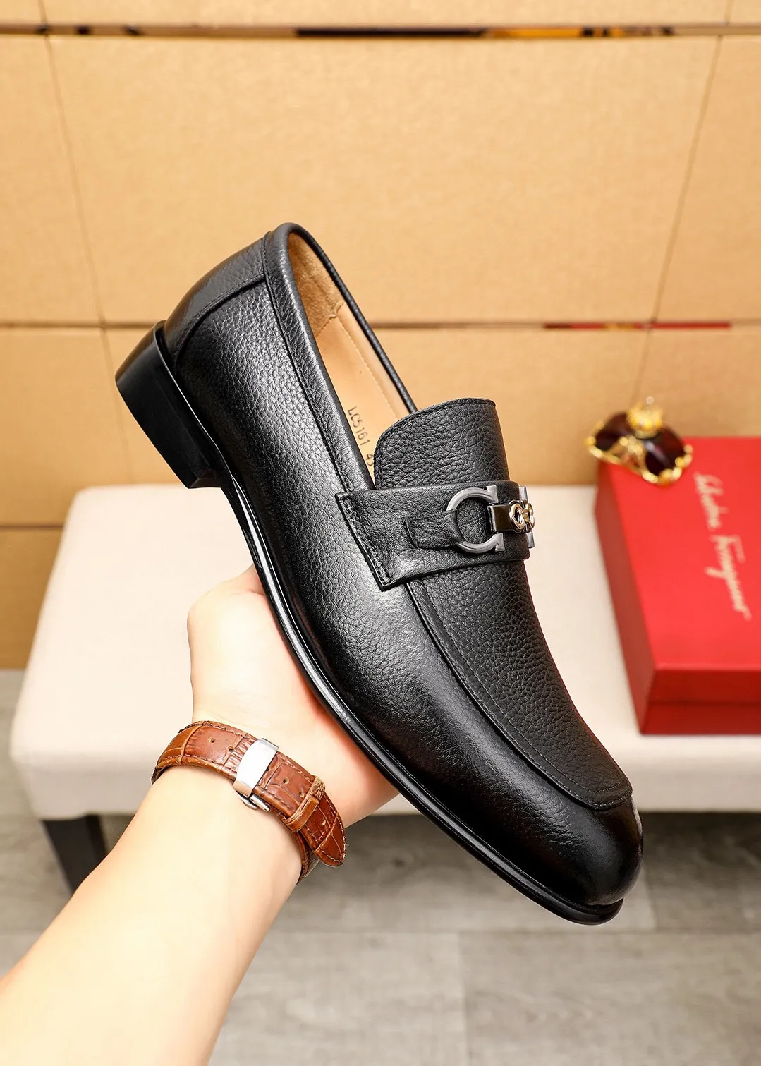 Men's shoes 💰462 💐 Product trademark: Ferragamo "Ferragamo" casual leather shoes Regular size: 38-44 (45.46.47🉑️Customized) Product materials: Selected imported pebbled cowhide upper + classic hardware buckle, imported water-dyed cow leather lining. Strong three-dimensional visual effect, original outsole color: 2 colors available